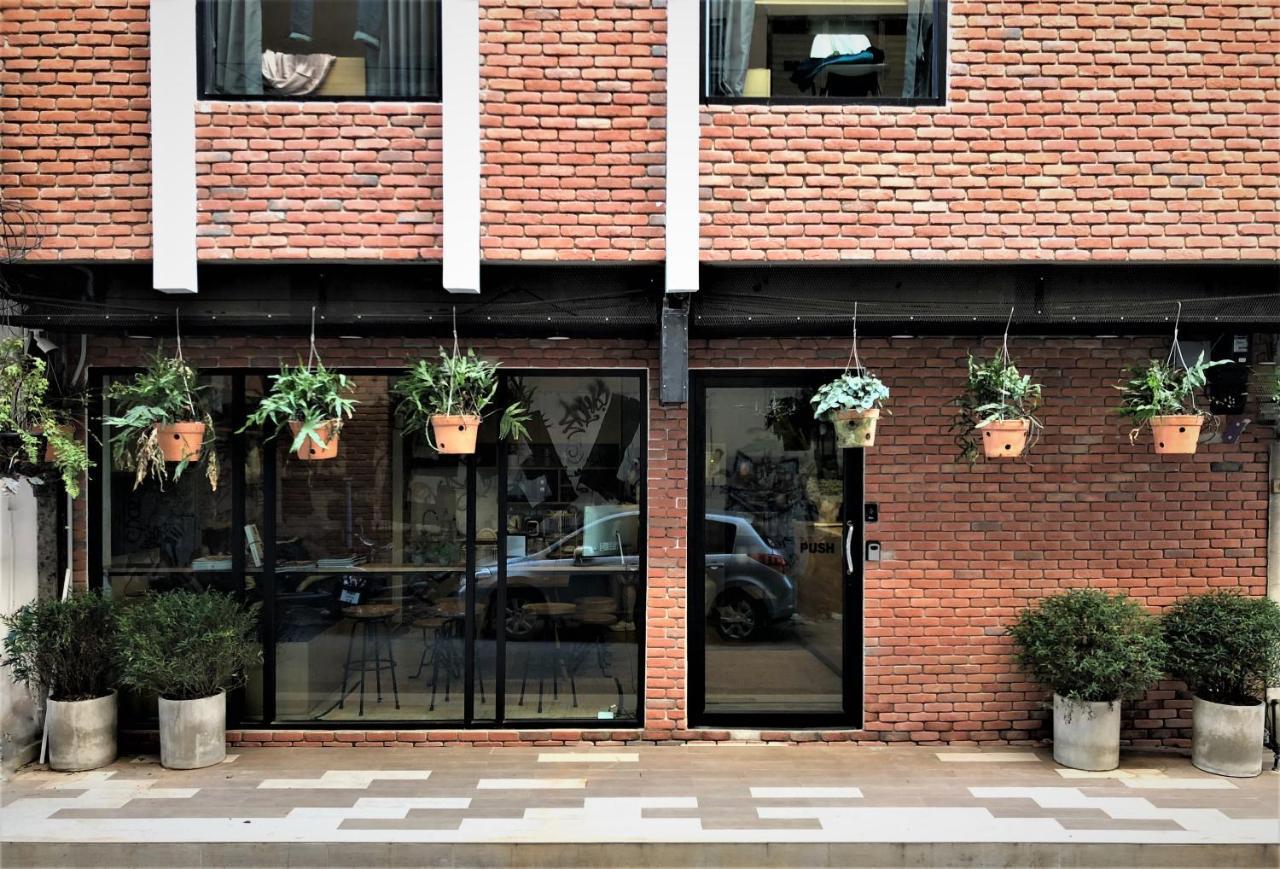 Stay Thapae Hostel Чиангмай Экстерьер фото